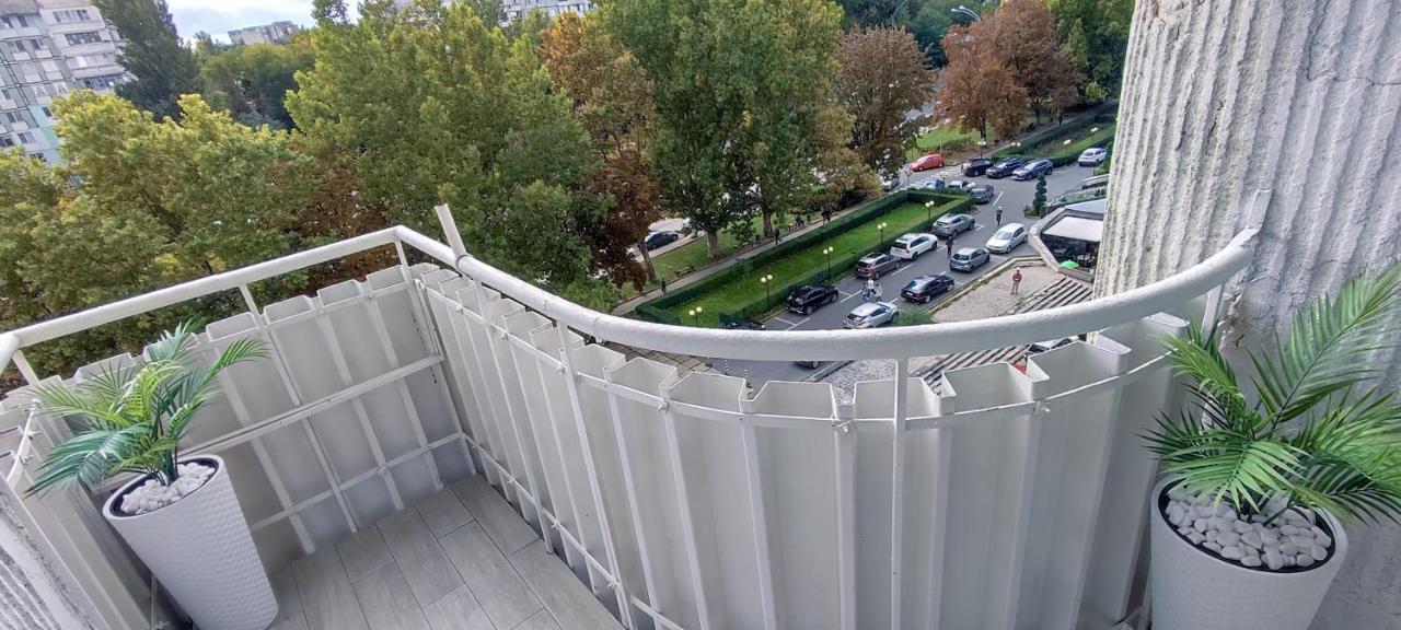 Large Apartment Near The Airport And City Center Chişinǎu Buitenkant foto